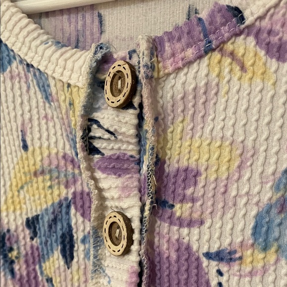 HEIMISH USA Women’s Size 2X Purple and Cream Floral Faux Button Shirt - Picture 4 of 10